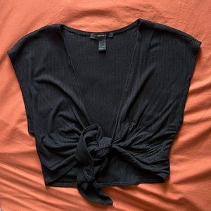 BLACK TIE-FRONT CROP TOP